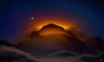 日韩一区二区日剧《东京推理夜》剧照，侦探在昏暗的东京地铁站内侦查案件，冷色调悬疑氛围